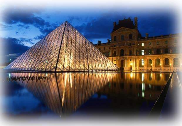 piramide louvre museum paris frankrijk